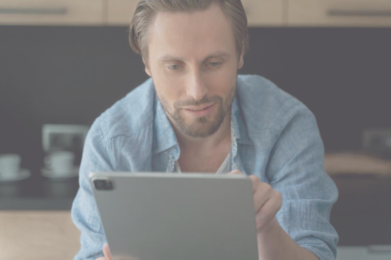 Modernes Büro mit digitalen Arbeitsmitteln