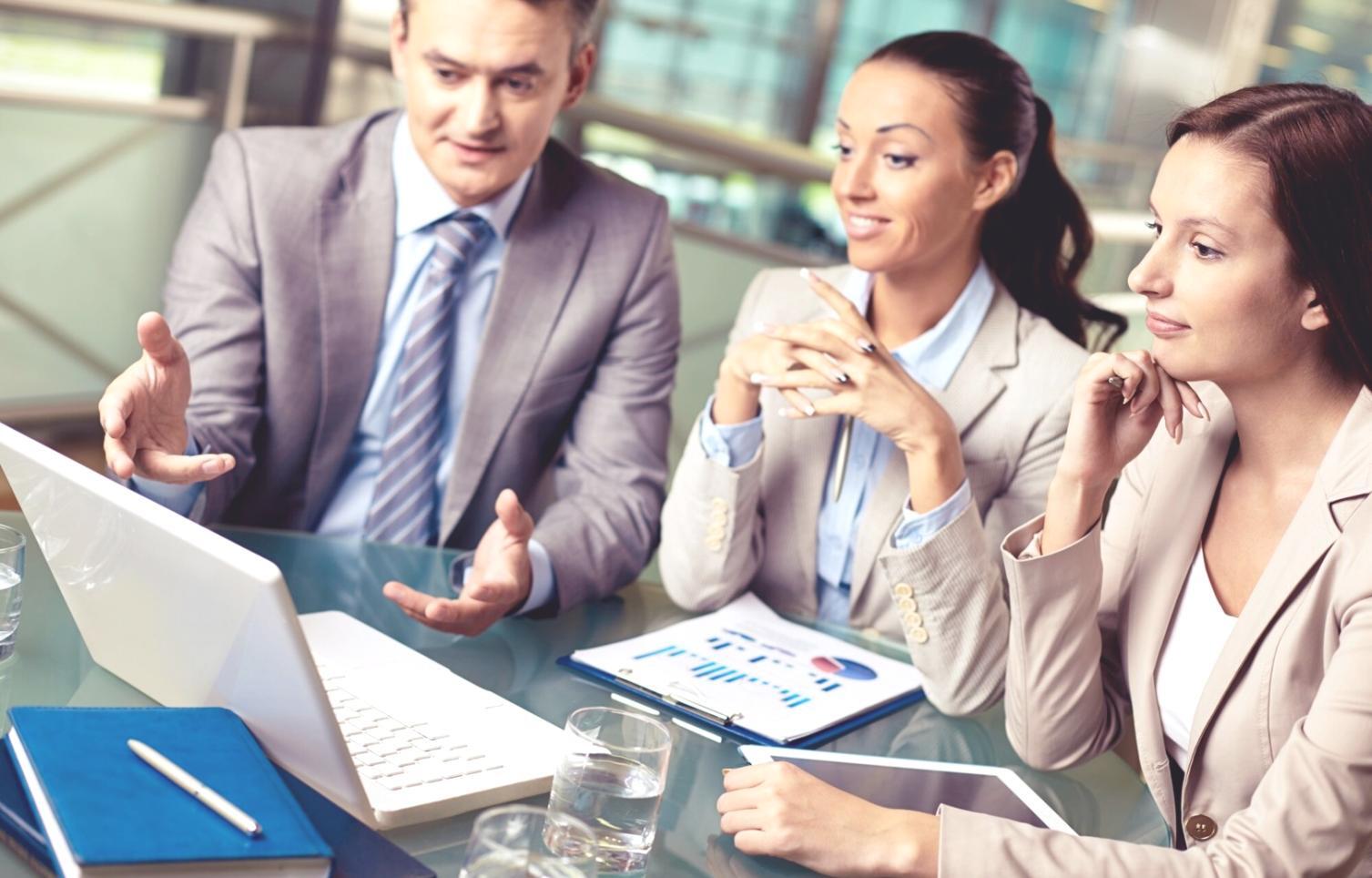Teilnehmer bei einer interaktiven Webinar-Session zur Finanzbuchhaltung