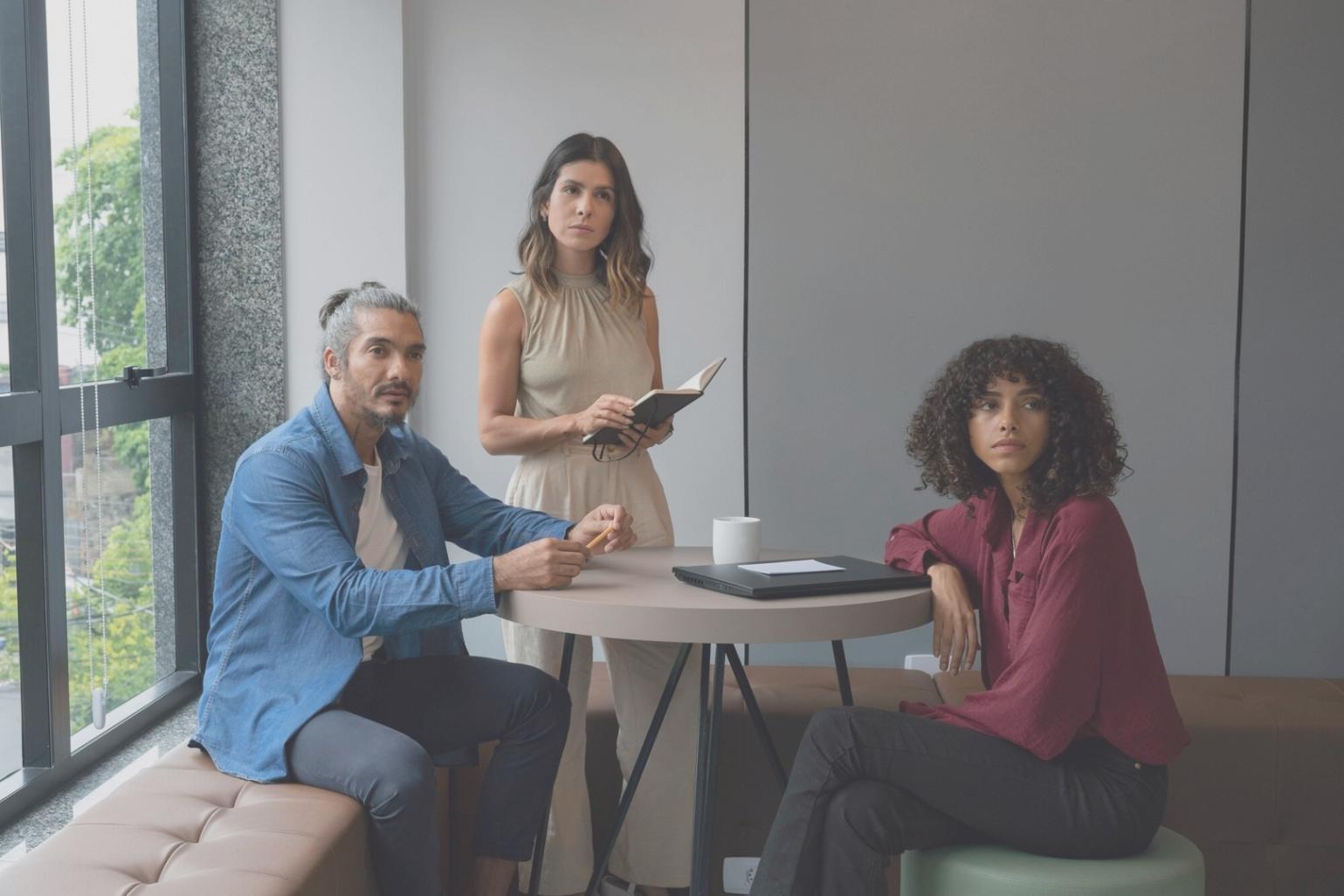 Arbeitsplatz mit Finanzunterlagen und moderner Büroausstattung